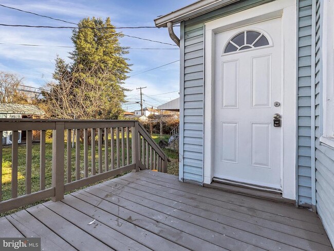 Building Photo - 211 Main St