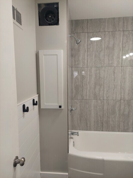 Bath - 718 Truman Ave