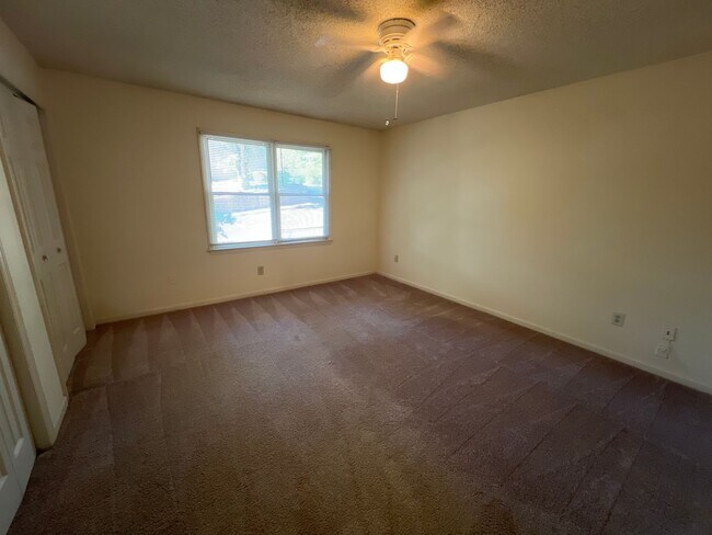 Building Photo - 2 Bedroom Townhouse