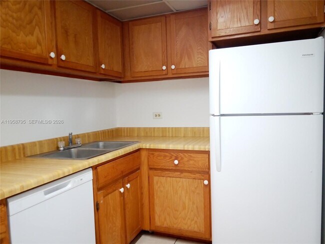Building Photo - 3720 Inverrary Dr