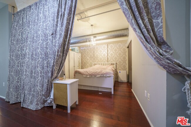 Building Photo - 1100 S Hope St