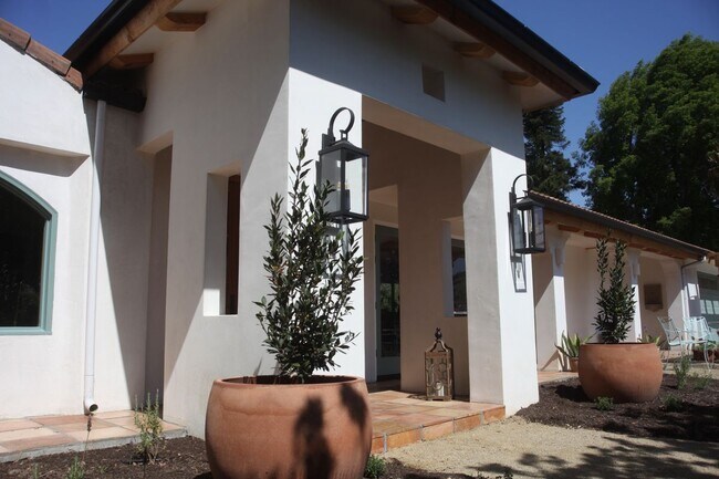 Building Photo - 2753 Redondo Cir