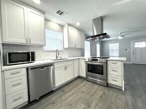 Building Photo - 3 X 2 Stand Alone Home Near UT!