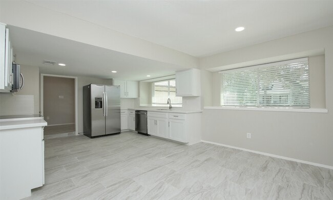 Building Photo - 833 Lakeview Dr