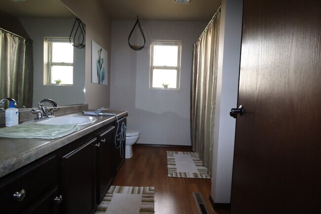 Building Photo - Large 3 Bedroom 2 Bath Townhouse style Duplex