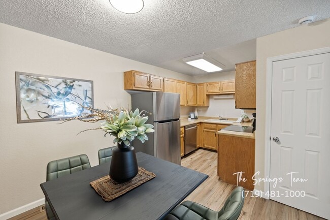 Building Photo - REMODELED SINGLE-LEVEL 2BD TOWNHOME w/ A/C - Security Deposit Waiver Available