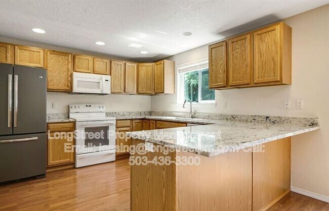Building Photo - 332 NE Carmen Pl