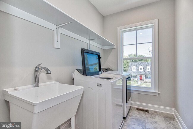 Building Photo - 3100 Greenway Blvd