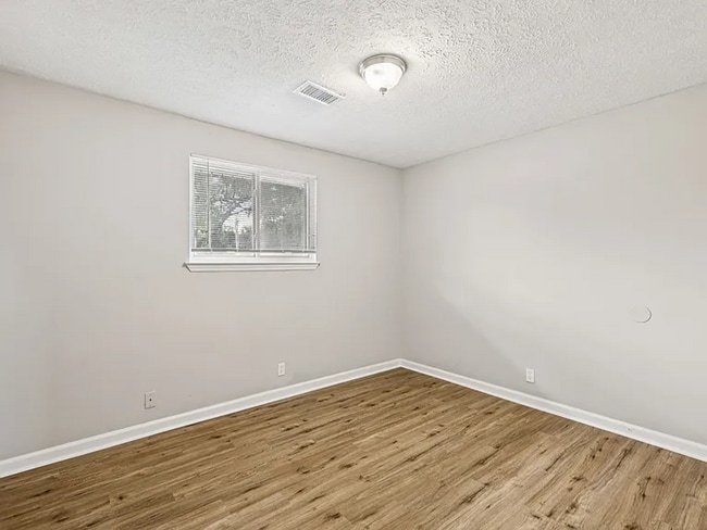 Building Photo - * MOVE IN SPECIAL AVAILABLE * 2 Bed 1 Bath Apt - The Flats at 1200