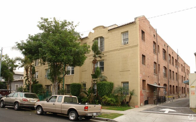 Building Photo - 214 E Chestnut
