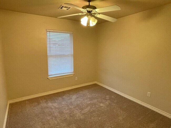 Building Photo - Great 4 Bed In Edmond Schools!!