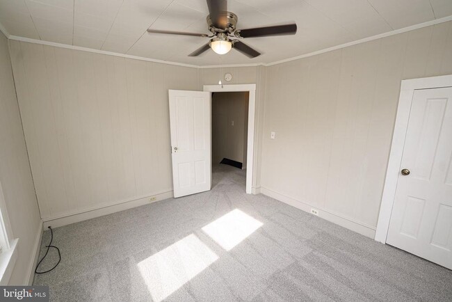 Building Photo - 305 E Pine St