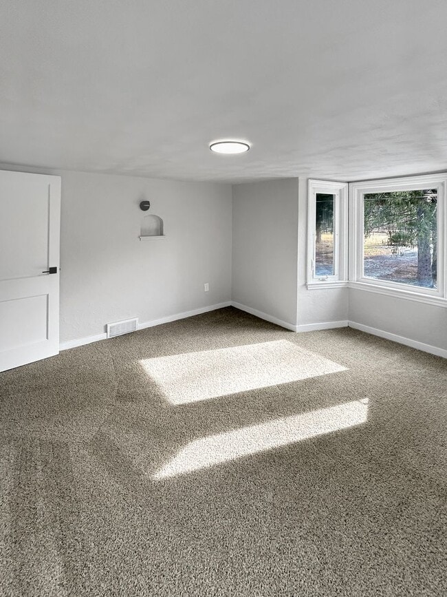 Building Photo - Welcome to this newly remodeled gem located in the heart of Collier, PA.