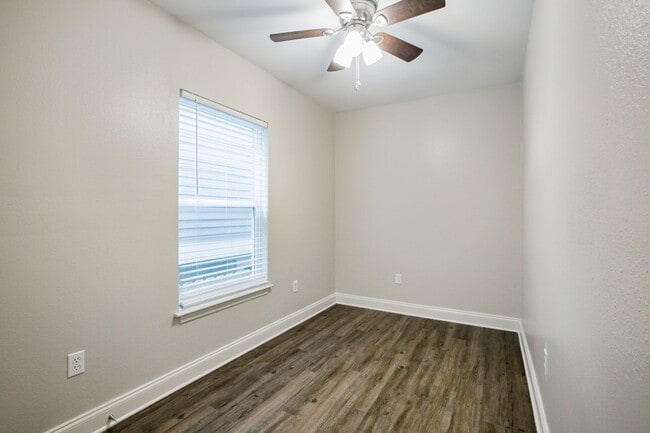 Building Photo - 2084-2086NRoch