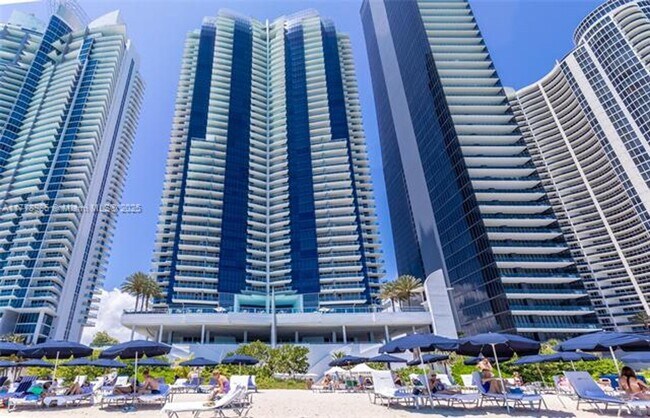 Building Photo - 17121 Collins Ave