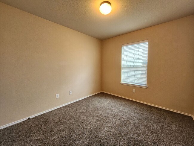 Building Photo - 3/2.5/2 Duplex / Minutes from Downtown NB & Creekside Shopping & Restaurants / Fenced in Yard /CISD