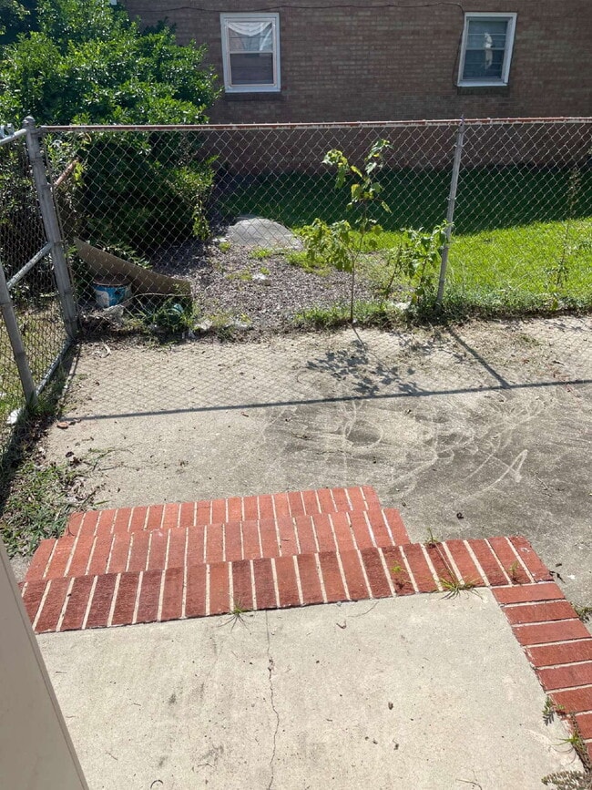 Building Photo - SPACIOUS BRICK RANCH in GOLDSBORO! 4 BR, 2 BA - FENCED-IN YARD *Convenient to SJAFB*