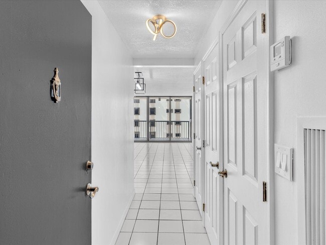 Building Photo - 2655 Collins Ave