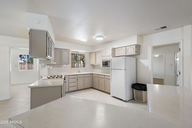 Building Photo - 5742 N 12th Pl
