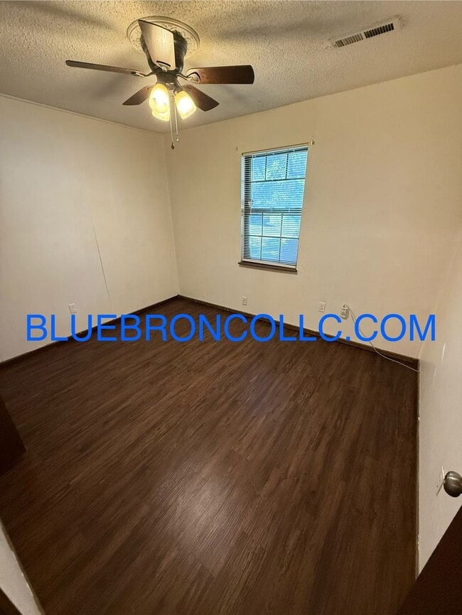 Building Photo - 717 NE Banner Dr