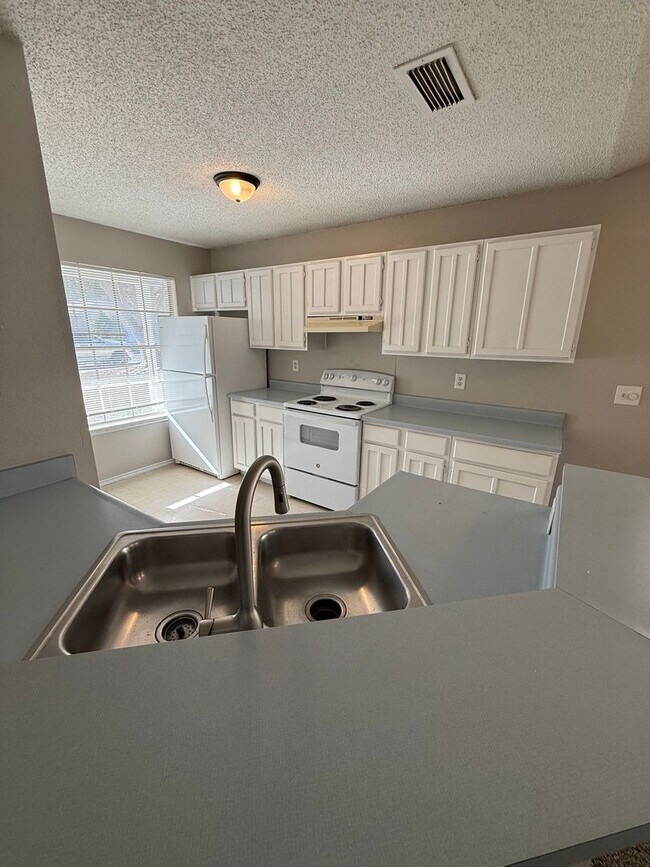 Building Photo - Convenient 2/2 with Garage Just Moments from Randolph AFB- Pets Welcomed