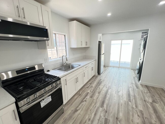 Building Photo - Completely Remodeled 2 Bed 1 Bath Charming...