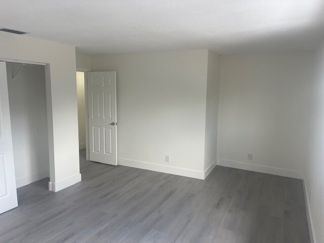 Building Photo - 622 SW 7th Ave