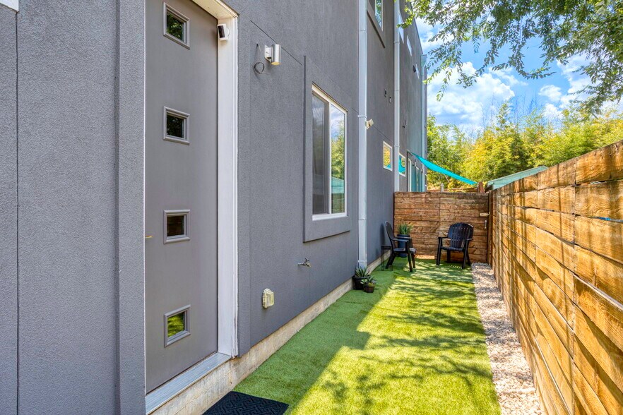 Building Photo - 326 Clay