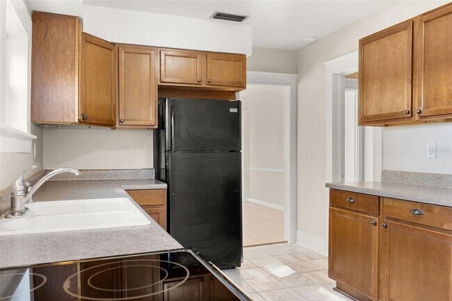 Building Photo - 2119 E Crooked Lake Dr