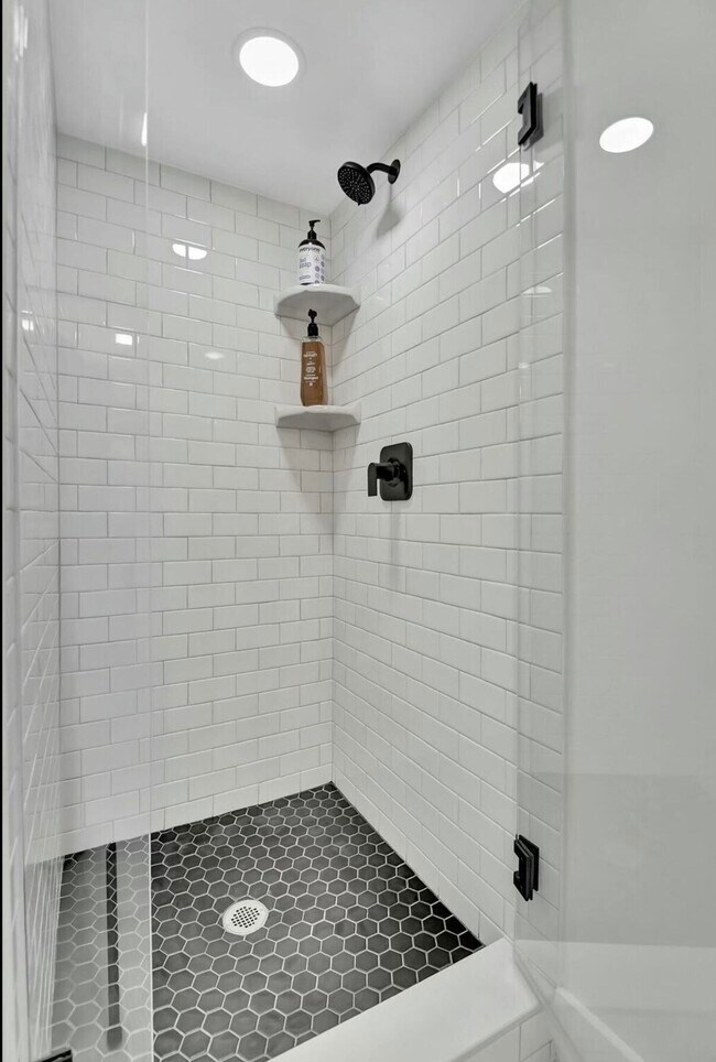 Building Photo - 581 Monaco Way