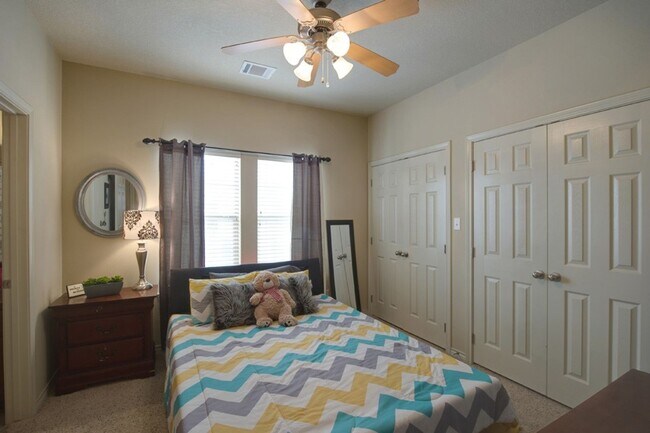 Building Photo - Spacious 3 Bed, 3.5 Bath Condo in Great Community!