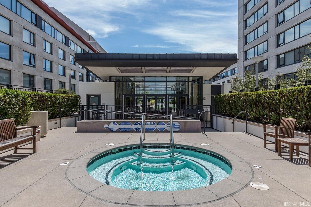 Heated hottub - 250 King St