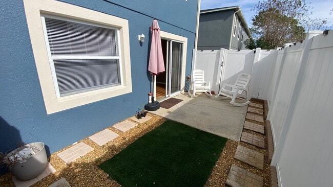 Building Photo - 3 Bedroom, 2.5 Bath Townhome with One Car Garage in Waterford Lakes Orlando!