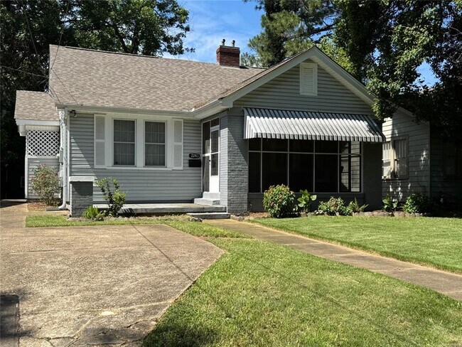 Building Photo - 2243 Winona Ave