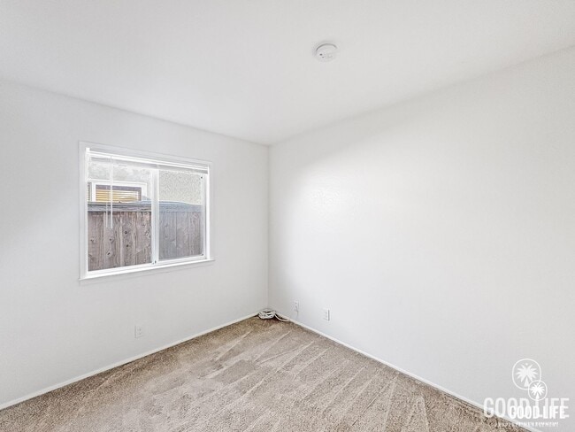 Building Photo - Nice 4B/2BA w/ Attached Garage & Fenced Yard