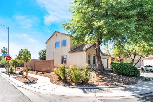 Building Photo - You're going to love this 4 bedroom 2.5 bath! Looks and Feels Brand New!