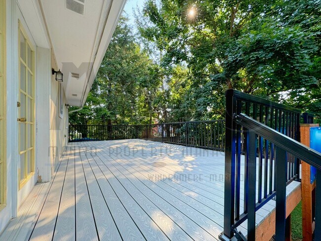 Building Photo - *COMING SOON* Entertainer's Delight - Spra...