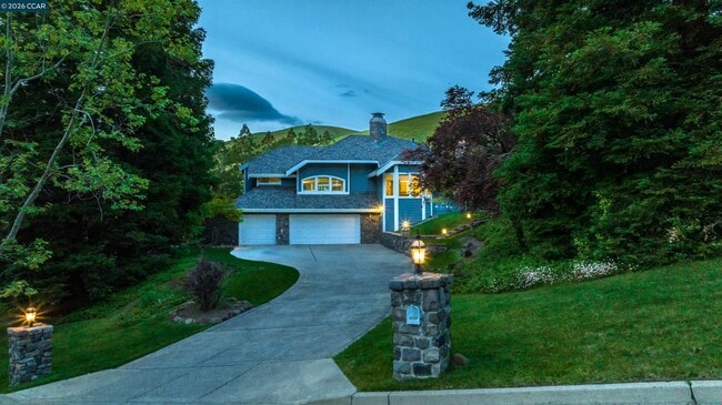 Building Photo - 2324 Saddleback Dr