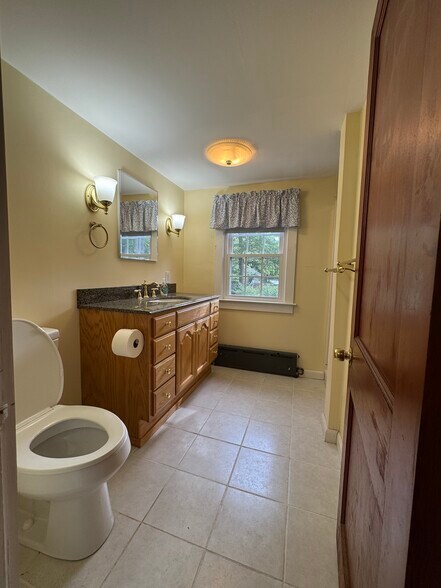 Downstairs bathroom - 39 Lake Dr