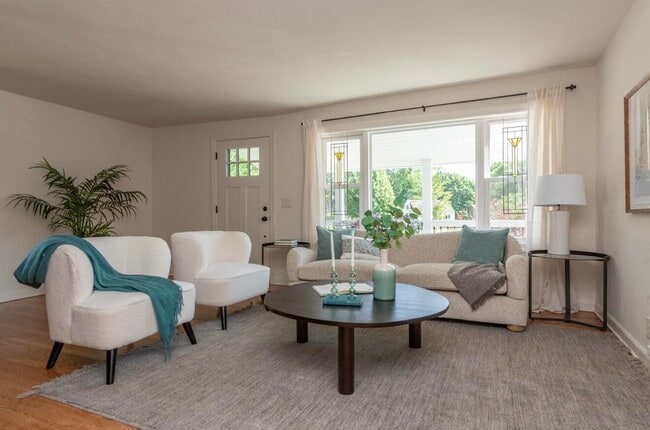 Building Photo - 402 E Calumet Rd