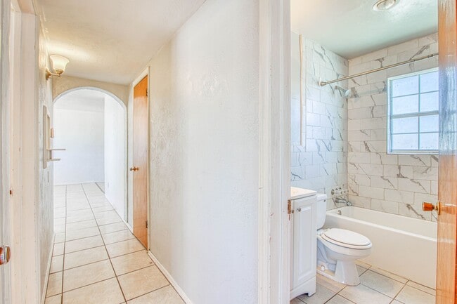 Building Photo - Beautiful 3 bed-1 bath house