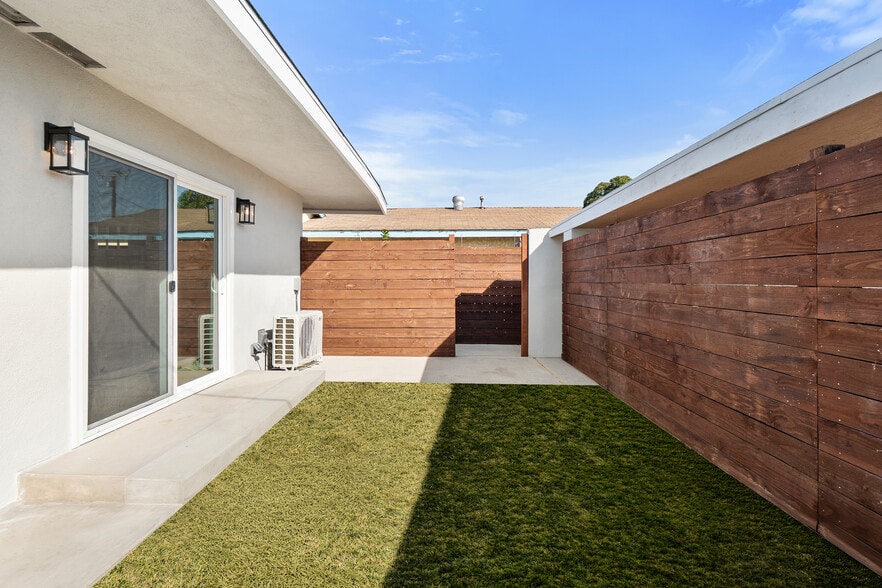 Building Photo - 2051 E Harding St