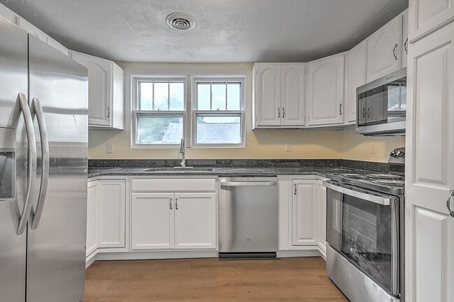 Building Photo - 4 Bedrooms 3 Baths Bristol TN