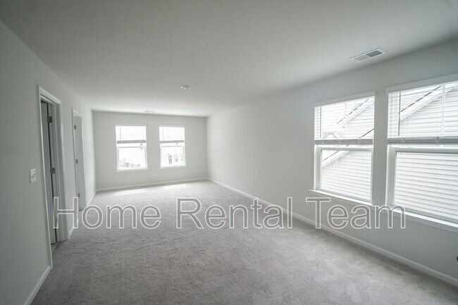 Building Photo - 225 Lillian St