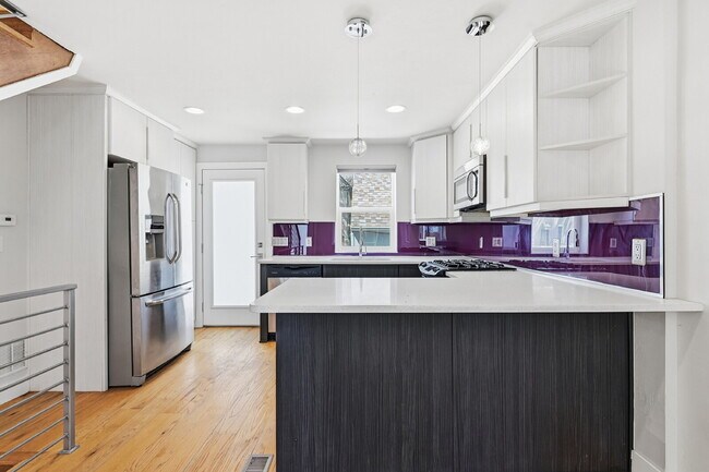 Building Photo - $2,495.95 - 2 Bed, 2 Bath Townhome In Denver with Central AC and In Unit Laundry!