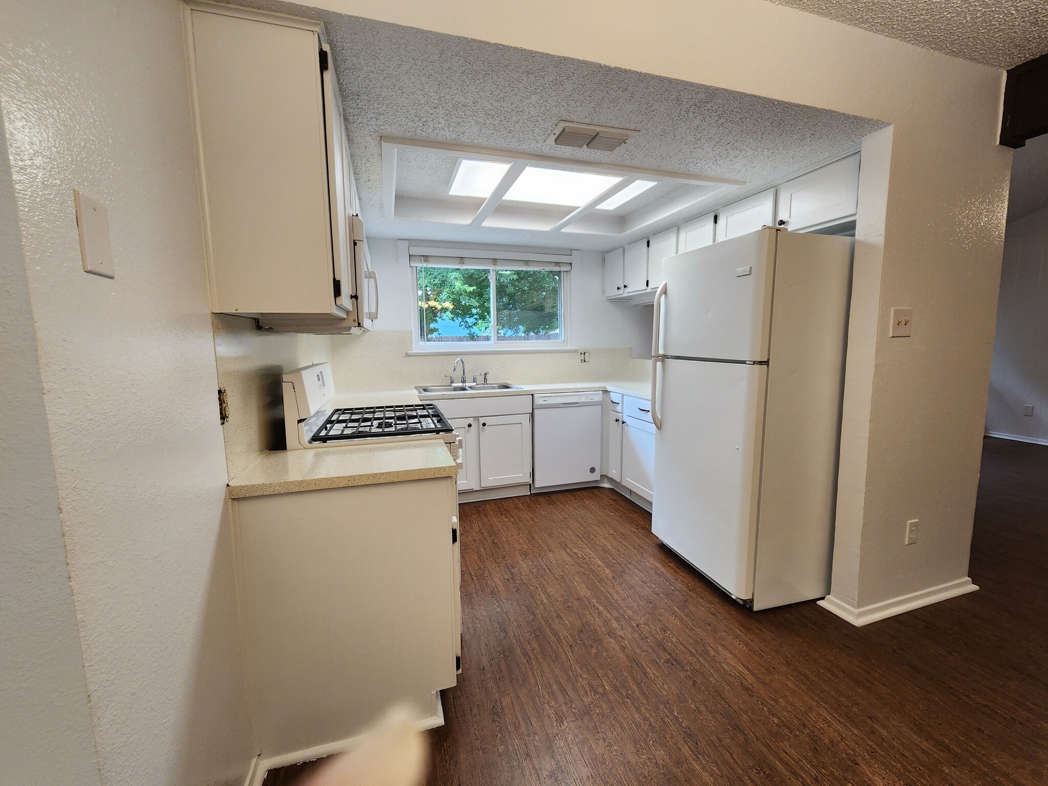 Building Photo - 2107 Lazy Ridge Dr