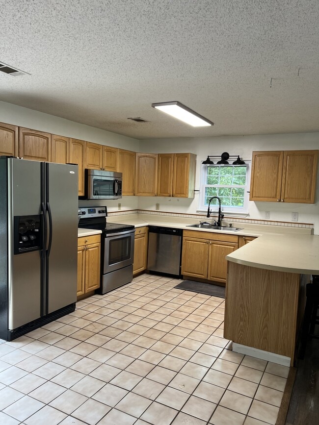 Building Photo - 539 Elm Ct