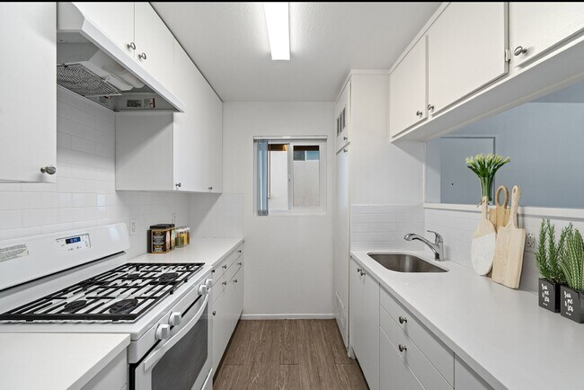 Building Photo - 646 N. Juanita Ave