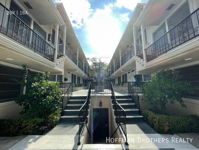 Building Photo - 427 N Oakhurst Dr