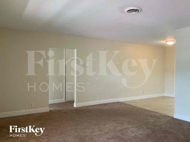 Building Photo - 727 S Pine St